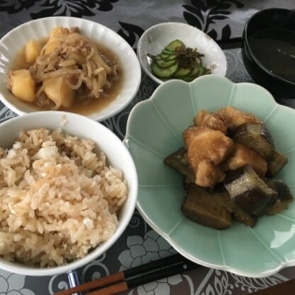 むね肉をよく使うので参考にさせていただきました。パサつかずできました！（他の料理が映ってますが右下）